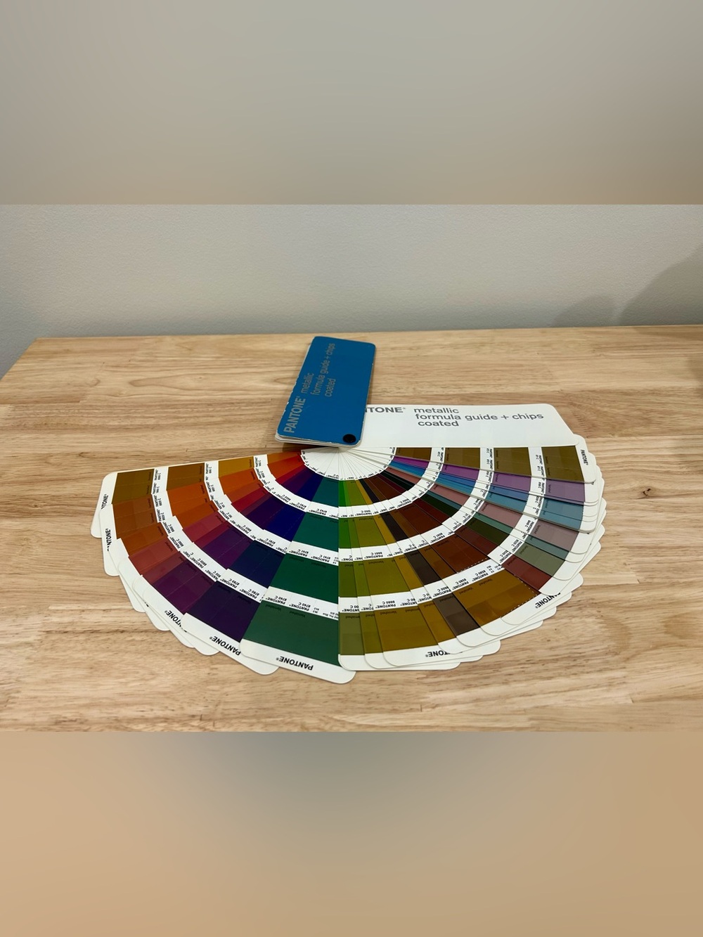 Pantone Metallic Formula Guide + Chips Coated Second Edition 204 Colors